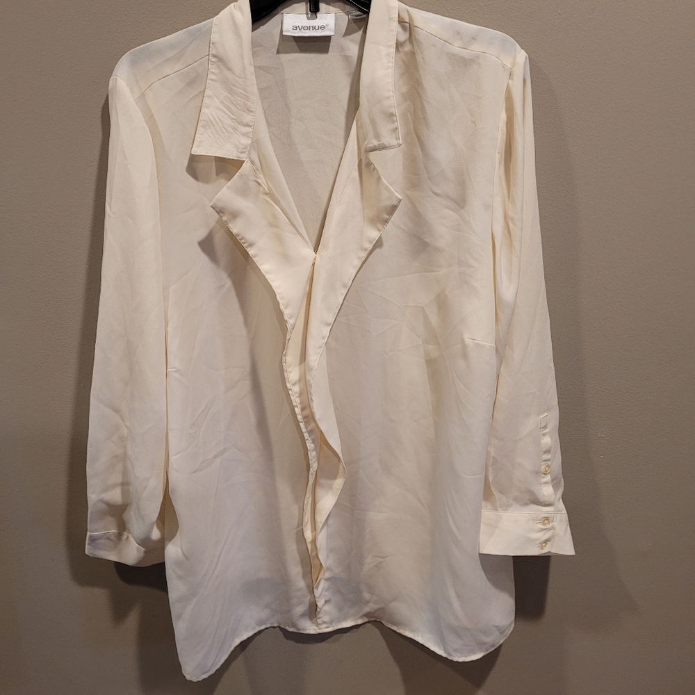 🦋 Avenue woman’s plus size Blouse 18/20